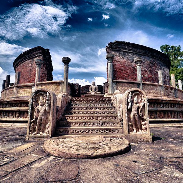 The frescoes & Buddha statues of the Dambulla Cave temple